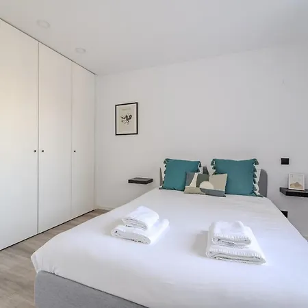 The Locomotive Flat By House And People Брага