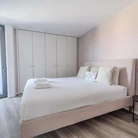 The Locomotive Flat By House And People Apartmán