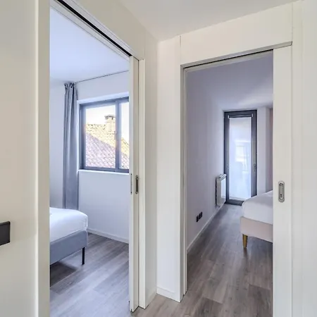 The Locomotive Flat By House And People * Braga