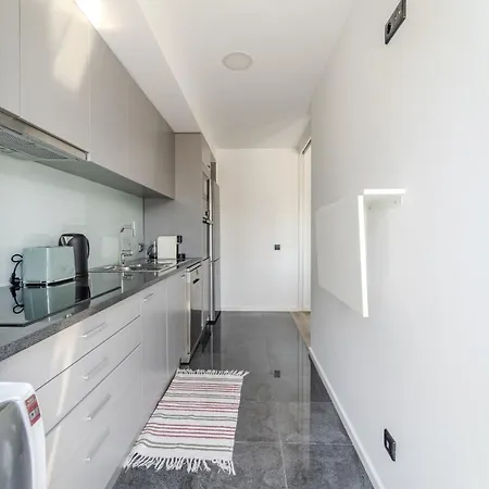 The Locomotive Flat By House And People * Брага