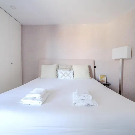 The Locomotive Flat By House And People * Braga