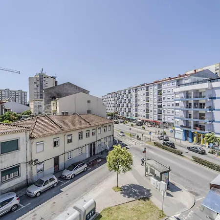 The Locomotive Flat By House And People Braga