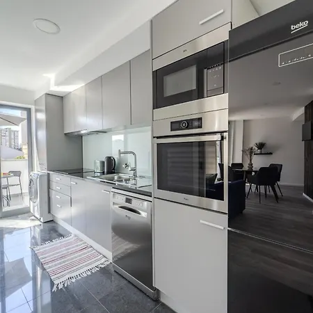 The Locomotive Flat By House And People Apartmán