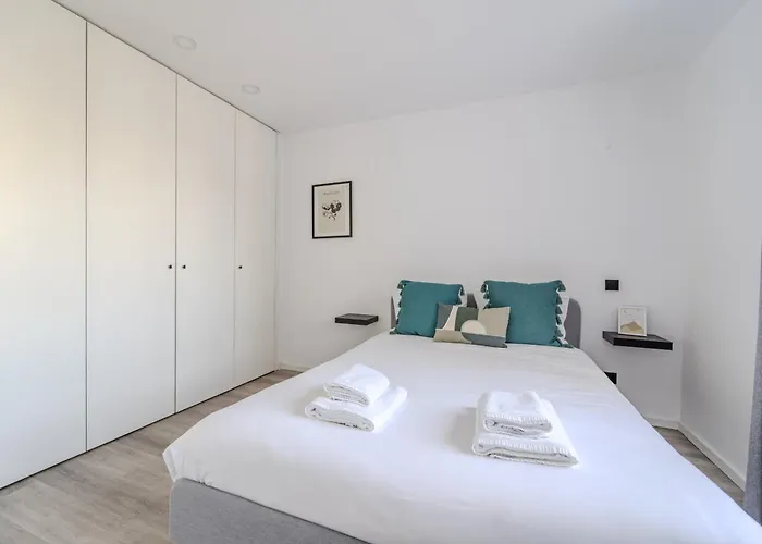 The Locomotive Flat By House And People Braga