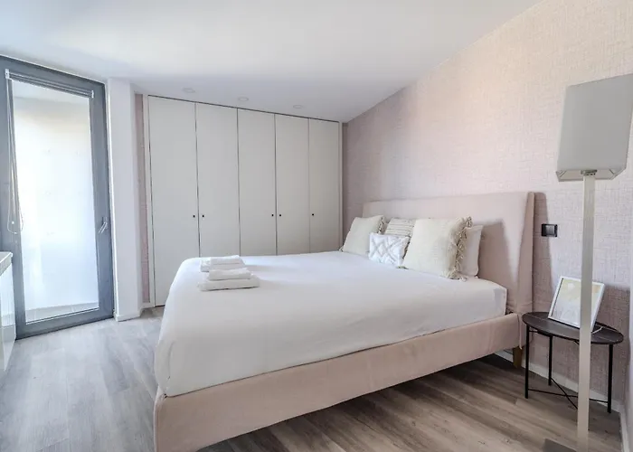 The Locomotive Flat By House And People Appartement