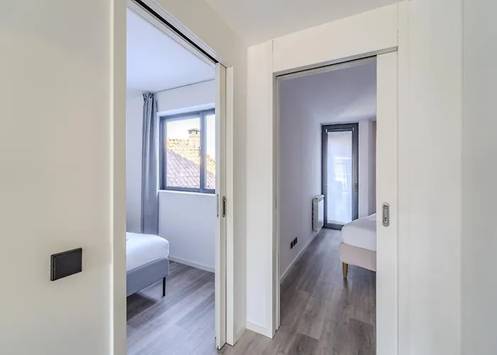 The Locomotive Flat By House And People * Braga