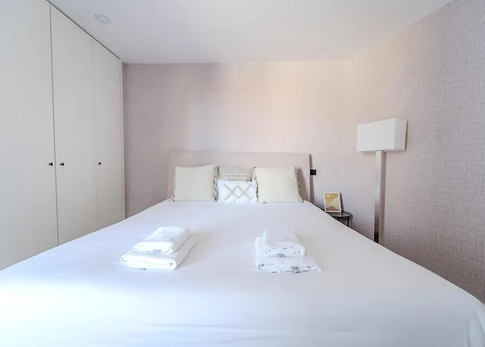 The Locomotive Flat By House And People * Braga