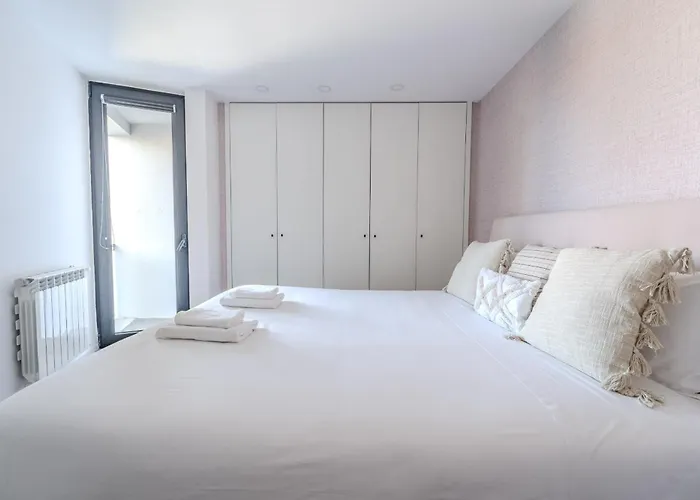 The Locomotive Flat By House And People Appartement