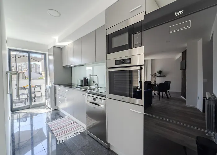 The Locomotive Flat By House And People Appartement