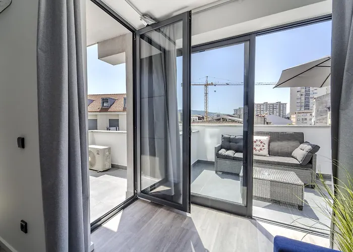 The Locomotive Flat By House And People Braga